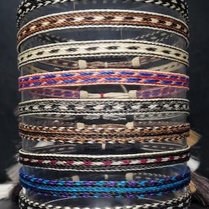 Hutband aus Rosshaar mit 2 Quasten aus Rosshaar, Verstellbar, Grau, Schwarz, Hellbraun, Weiß, Blau, Braun, Braun