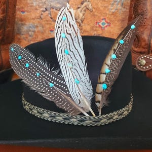 Pluma de sombrero con piedra turquesa - Nashville - Piedra de imitación de astillas, pluma con manchas