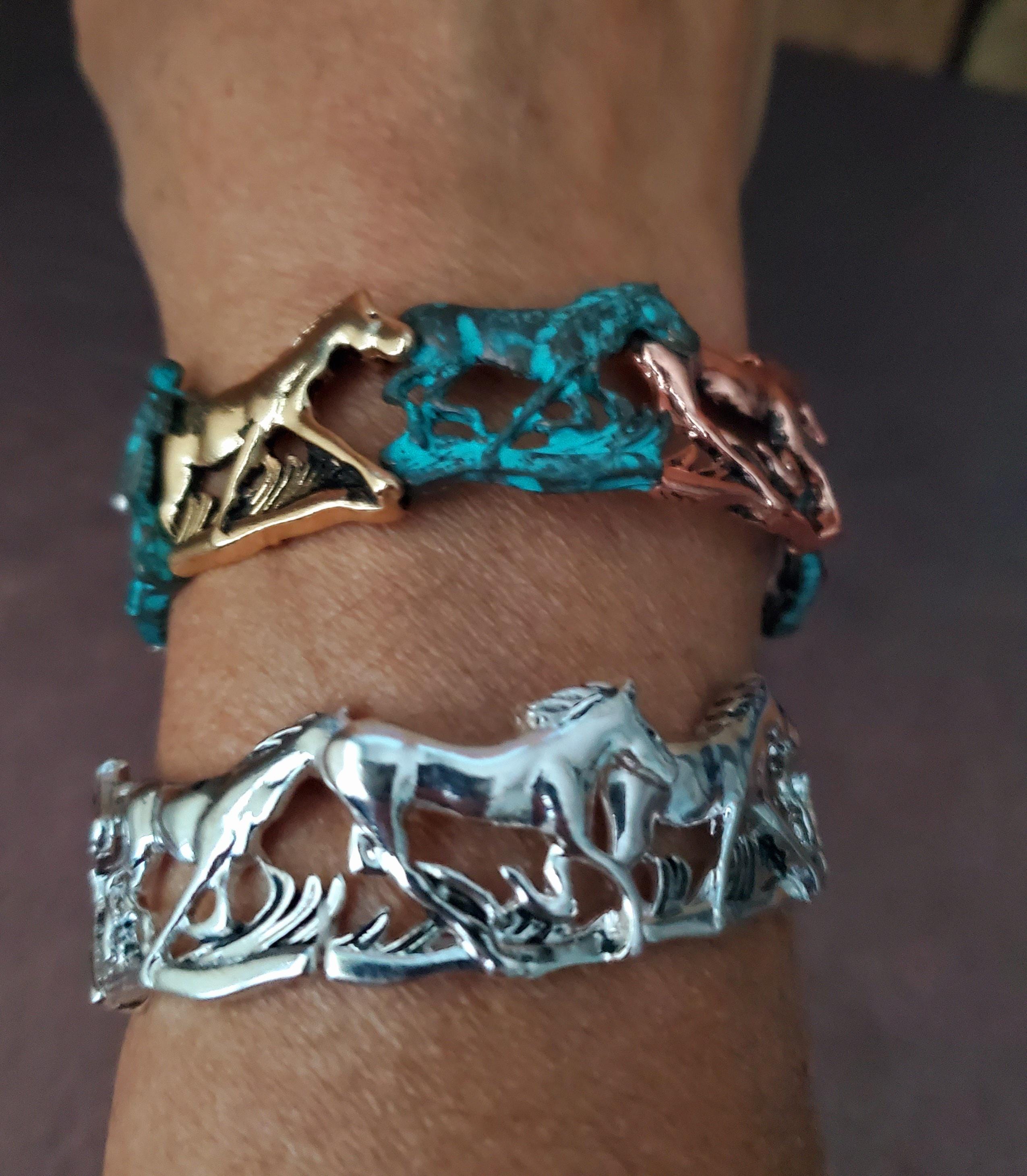 馬のストレッチブレスレット - 走る馬、ターコイズ、シルバー、真鍮 