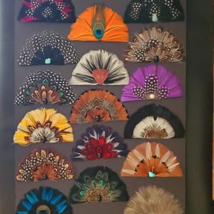 Abanico de plumas para sombreros de camionero (21 estilos). Pégalo tú mismo con pegamento caliente a tu sombrero de vaquero, sombrero de camionero o gorra de béisbol. Sombreros no incluidos. Se venden por unidad. imagen 17