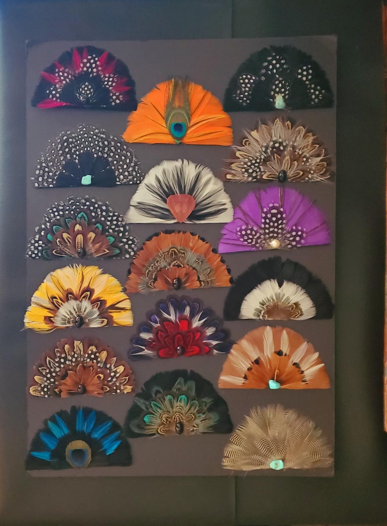 Abanico de plumas para sombreros de camionero (21 estilos). Pégalo tú mismo con pegamento caliente a tu sombrero de vaquero, sombrero de camionero o gorra de béisbol. Sombreros no incluidos. Se venden por unidad. imagen 17