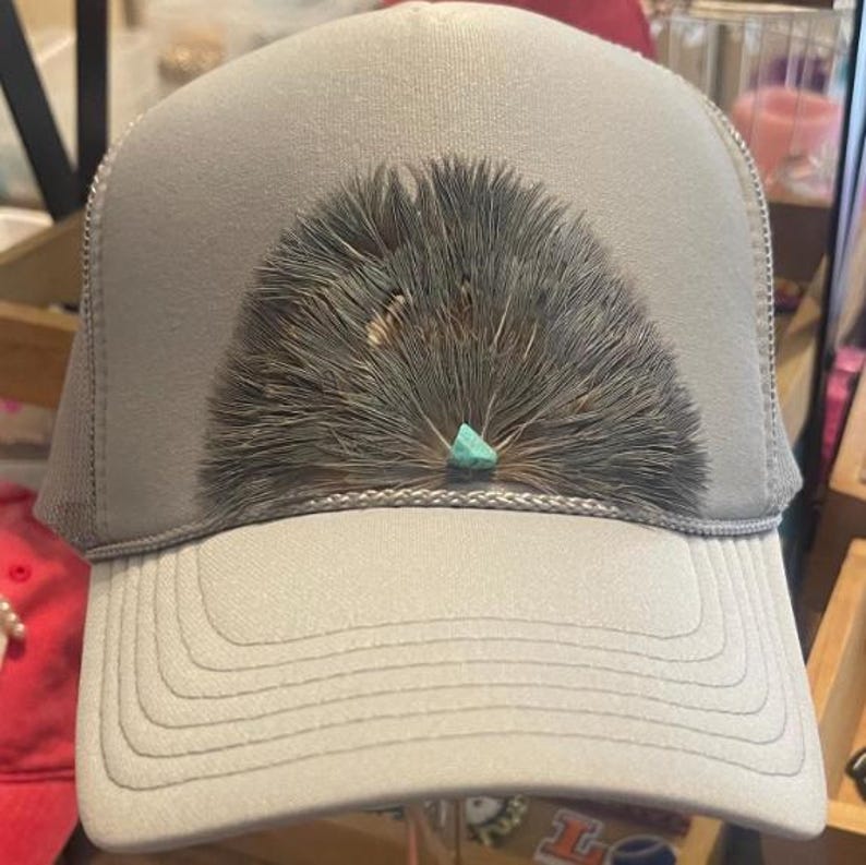 Abanico de plumas para sombreros de camionero (21 estilos). Pégalo tú mismo con pegamento caliente a tu sombrero de vaquero, sombrero de camionero o gorra de béisbol. Sombreros no incluidos. Se venden por unidad. imagen 11