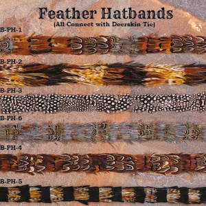 Puede incluir: Seis diferentes cintas para sombreros de plumas, cada una con un patrón y una combinación de colores diferentes. Las cintas están etiquetadas con los siguientes códigos: FHB-PH-1, FHB-PH-2, FHB-PH-3, FHB-PH-6, FHB-PH-4 y FHB-PH-5. El texto "Feather Hatbands (All Connect with Deerskin Tie)" se muestra en la parte superior de la imagen.