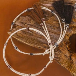 Hutband aus Rohleder und Pferdehaar (2 Farben) mit Schleife und 2 Quasten aus Pferdehaar, Verstellbar, Western Cowboy Hutband, Western Hutband