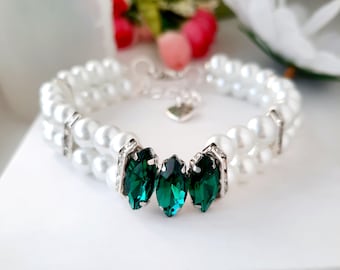 White pearl necklace for dogs and cats with rhinestone dividers and emerald-colored glass beads