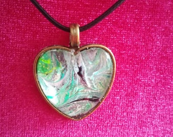 Heart shaped unique pattern Pendant necklace, perfect as a gift, recommended for every occasion to achieve a happy smile.