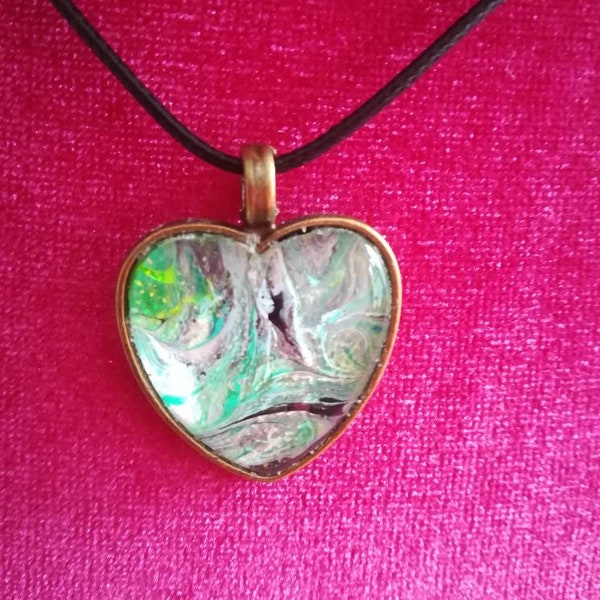 Heart shaped unique pattern Pendant necklace, perfect as a gift, recommended for every occasion to achieve a happy smile.