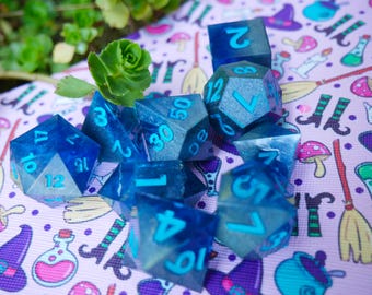 Set met 9 dobbelstenen - Set "Sword of the Lake" onbewerkt epoxyhars geïnkt niet schuren niet polijsten d4 d6 d8 d10 d12 d20 BPA-vrij