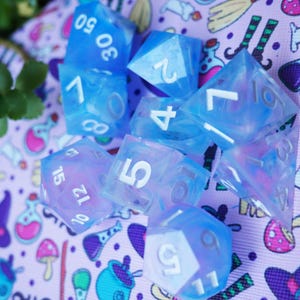 Juego de dados de resina Gentle Clouds: borde sin rematar, entintado, 9 piezas DND