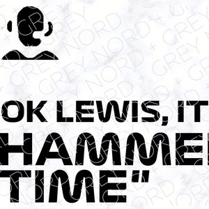 K&ouml;nnte beinhalten: Schwarzwei&szlig;es Grafikdesign mit einer stilisierten Illustration einer Person mit Headset und dem Text "OK LEWIS, IT'S HAMMER TIME".