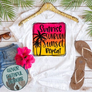 Puede incluir: Camiseta blanca con un gr&aacute;fico colorido que dice "Sunrise, Sunburn, Sunset, Repeat" con palmeras. El dise&ntilde;o presenta un degradado de rosa, naranja y amarillo. La camiseta se muestra con gafas de sol, pantalones cortos de mezclilla y sandalias.