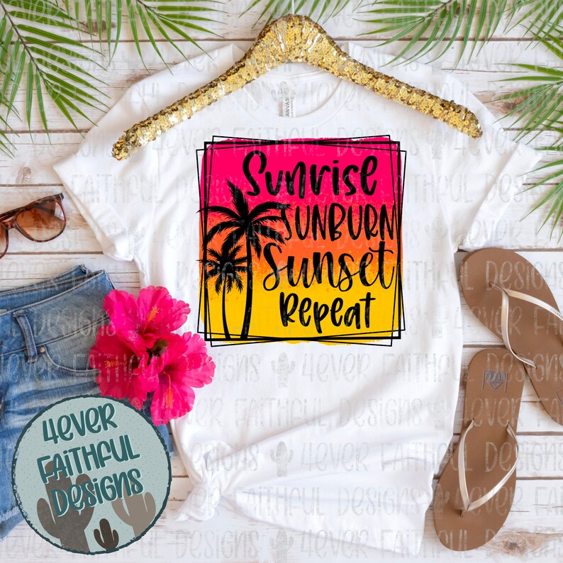Puede incluir: Camiseta blanca con un gr&aacute;fico colorido que dice "Sunrise, Sunburn, Sunset, Repeat" con palmeras. El dise&ntilde;o presenta un degradado de rosa, naranja y amarillo. La camiseta se muestra con gafas de sol, pantalones cortos de mezclilla y sandalias.