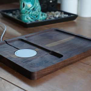 Vassoio portaoggetti MagSafe in legno di noce: dock di ricarica wireless per iPhone