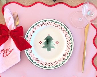 Rosa broderad bordsunderlägg med vågig kant, bordsdekoration med röd kant, elegant matunderlägg för högtidsbord, alla hjärtans dag och presenter