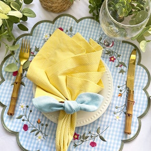 Blue Gingham Embroidered Placemat – Scalloped Edge Floral Table Mat for Farmhouse, Cottagecore & Spring Table Decor