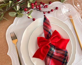 White Scalloped Placemat, Fall Table Decor, Thanksgiving Placemat, Christmas Table Setting, Holiday Dining Decor, Elegant Table Mat