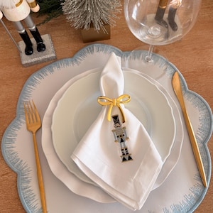 Tovagliolo di cotone bianco Schiaccianoci di Natale - Elegante decorazione per la tavola delle feste Aggiungi un tocco di fascino festivo alla tua tavola con il nostro splendido