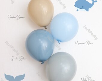 Könnte beinhalten: Vier Ballons in Blau-, Grau- und Brauntönen sind auf weißem Hintergrund angeordnet. Die Ballons sind mit "Smoke Brown", "Smoke Blue", "Macaron Blue" und "Matte Grey" beschriftet. Eine Wal-Illustration ist ebenfalls vorhanden.