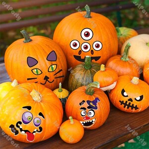 Op de afbeelding: Een verzameling oranje pompoenen met verschillende Halloween-gezichtsstickers. De pompoenen variëren in grootte en vorm, met kattengezichten, monsterogen en jack-o'-lantern-ontwerpen. De pompoenen zijn gerangschikt op een houten oppervlak.