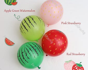 Puede incluir: Cinco globos con temática de frutas, incluyendo sandía verde, sandía verde manzana, fresa rosa y fresa roja. Los globos son todos redondos y tienen un acabado brillante.