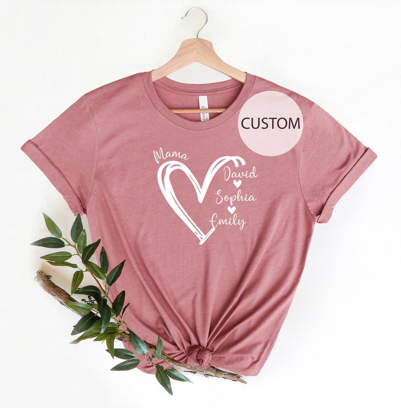 Chemise de maman personnalisée, chemise de maman personnalisée, chemise avec des noms d'enfants, cadeau pour maman maman, chemise de coeur de maman, chemise de grand-mère personnalisée, cadeau de fête des mères image 2