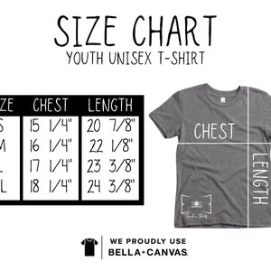 Może przedstawiać: Tabela rozmiar&oacute;w dla dziecięcych t-shirt&oacute;w unisex. Tabela pokazuje rozmiary S, M, L i XL z odpowiadającymi im wymiarami klatki piersiowej i długości w calach. Tabela zawiera r&oacute;wnież szary t-shirt z zaznaczonymi na nim napisami "Klatka piersiowa" i "Długość".