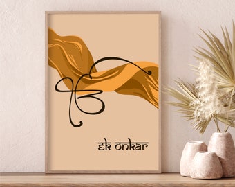 Op de afbeelding: Een beige poster met een zwart kalligrafie-symbool en de tekst "Ek Onkar" in bruin. Het symbool wordt omringd door een bruine abstracte vorm.