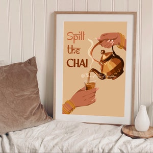 Op de afbeelding: Een vintage poster met een hand die chai uit een theepot in een glas giet. De poster heeft de tekst "Spill the chai" in een bruin en oranje kleurenschema.