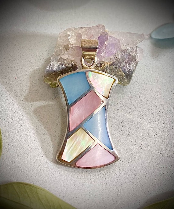 Pendant with 925 silver with mother-of-pearl chain to be threaded through the side