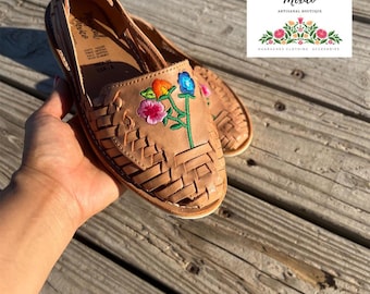 Sandália huarache feminina bordada/ huarache flats feminina/ sandálias de couro feminina/ huarache artesanal de mujer/ sapato feminino México