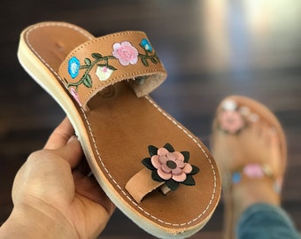 Huarache Sandals for woman floral embroidery/ mexican flip flops/ mexican leather slides/mexico huarache/ boho hippie sandals/ Sandals women