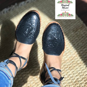 Sandalias Huarache negras con cordones y diseño de rosas/Sandalias mexicanas con cordones/Huarache mexicano negro/Sandalias de cuero negro para mujer/Sandalias bohemias hippies