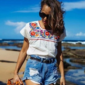 Mexican blouse hand-embroidered/blusa artesanal bordada a mano/mexican blouse/cincode mayo shirt/ Mexican top/ embroidered top for woman