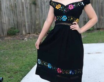 Vestido mexicano bordado a mano todas las tallas/ vestido artesanal bordado  a mano/vestido negro bordado /Vestido artesanal/Vestido bordado mexicano -   México