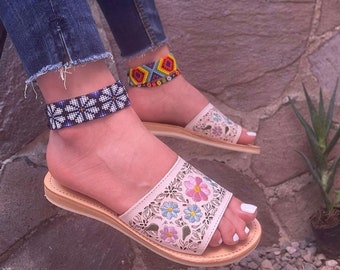 Mexican sandals white embroidered/ huarache sandal women/leather flip flops /mexican huaraches/ open toes leather sandals embroidered white