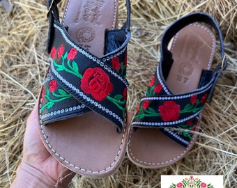 Huarache sandal roses embroidered/ black huarache open toes/ leather sandals women/ huarache sandal women/ leather sandals women