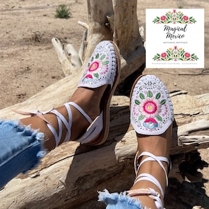 Huarache sandal white embroidered/ boho hippie sandals white / Mexican sandals white/ huarache women with flowers/ wedding sandals lace up