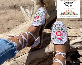 Huarache sandal white embroidered/ boho hippie sandals white / Mexican sandals white/ huarache women with flowers/ wedding sandals lace up