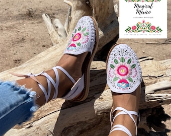 Huarache sandal white embroidered/ boho hippie sandals white / Mexican sandals white/ huarache women with flowers/ wedding sandals lace up