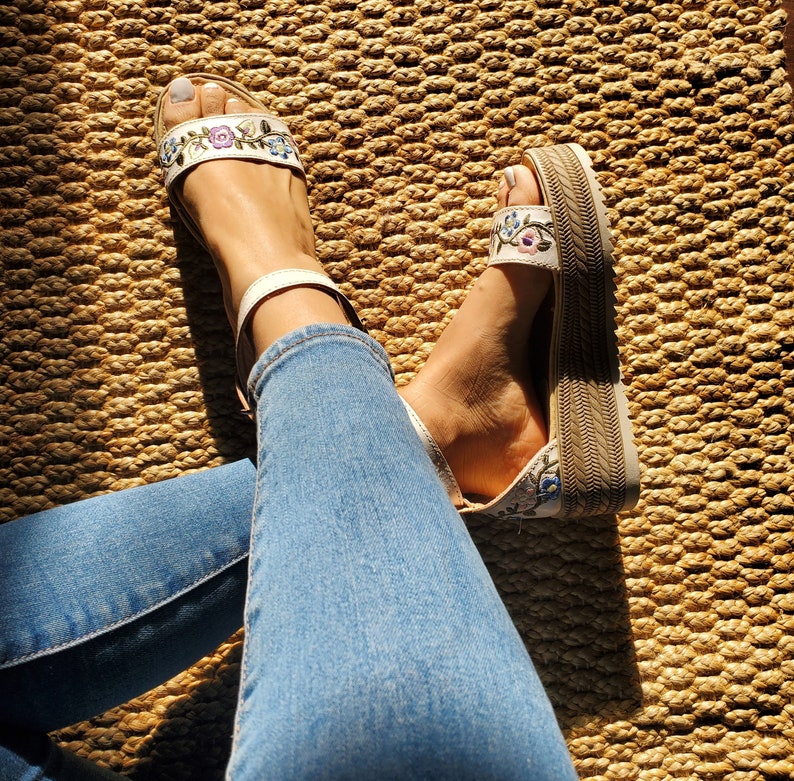 Mexikanische Wedges / Ledersandalen für Damen / Plattaformas de Mujer / Boho Hippie Schuhe / Plateau Schuhe bestickt in Weiß Bild 3