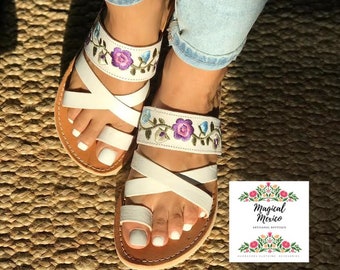White huarache Sandal embroidered/ Sandalias de piel bordadas/huarache slides/ huarache flip flops white/ huarache woman/boho hippie sandals