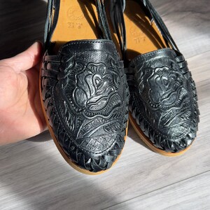 Sandales Huarache rose repoussées/ huarache noir/ sandales en cuir repoussées/ sandales mexicaines femme/ chaussure huarache femme/ sandales en cuir femme image 2