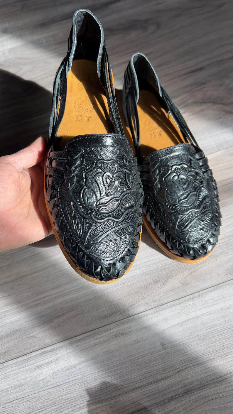 Sandales Huarache rose repoussées/ huarache noir/ sandales en cuir repoussées/ sandales mexicaines femme/ chaussure huarache femme/ sandales en cuir femme image 2
