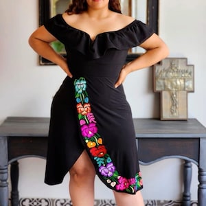 Mexican dress embroidered off the shoulder/ Mexican dress floral embroidery/ cinco de mayo dress / Mexican fiesta dress/ traditional dress