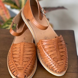 Scarpe Huarache da donna marroni con cinturino / sandali messicani da donna / huarache messicani in pelle da donna / sandali boho hippie immagine 2