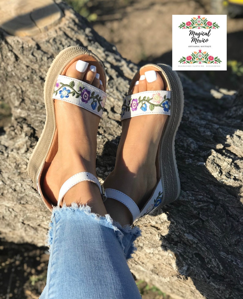 Mexikanische Wedges / Ledersandalen für Damen / Plattaformas de Mujer / Boho Hippie Schuhe / Plateau Schuhe bestickt in Weiß Bild 4