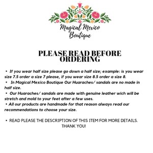 Puede incluir: Un documento de texto blanco con un dise&ntilde;o floral en la parte superior. El texto dice "Magical Mexico Boutique" y "PLEASE READ BEFORE ORDERING". El documento proporciona instrucciones sobre el tama&ntilde;o de las sandalias y los huaraches.