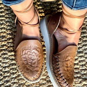 Huarache Sandal Lace-Up Roses tooled brown/woman sandals/ boho hippie sandals/ leather sandals/ huarache artesanal mujer/huarache shoe woman