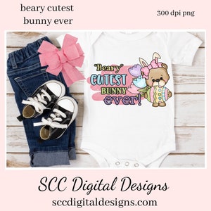 Op de afbeelding: Een witte romper met een roze, paarse en blauwe afbeelding van een beer die een paasei vasthoudt. De afbeelding zegt "Beary Cutest Bunny Ever!"