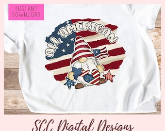 Peut inclure: Un t-shirt blanc avec un motif de drapeau américain rouge, blanc et bleu représentant un gnome tenant un cœur et un drapeau. Le texte "All American" est écrit en cercle autour du gnome.